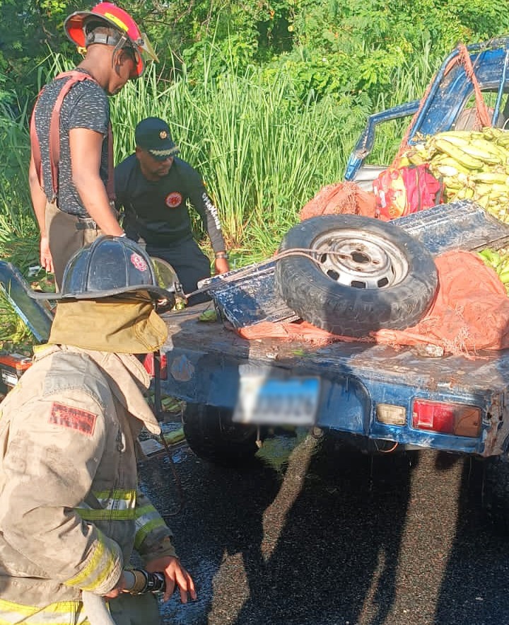Bomberos Rescatan Personas Atrapadas En Vehiculo