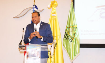 El Director Ejecutivo De Pro Consumidor Eddy Alcantara Habla En El III Congreso Dominicano De Derecho Medico Donde Solicito A La Directiva Del CMD Sentarse En La Mesa Del Dialogo Para Busc