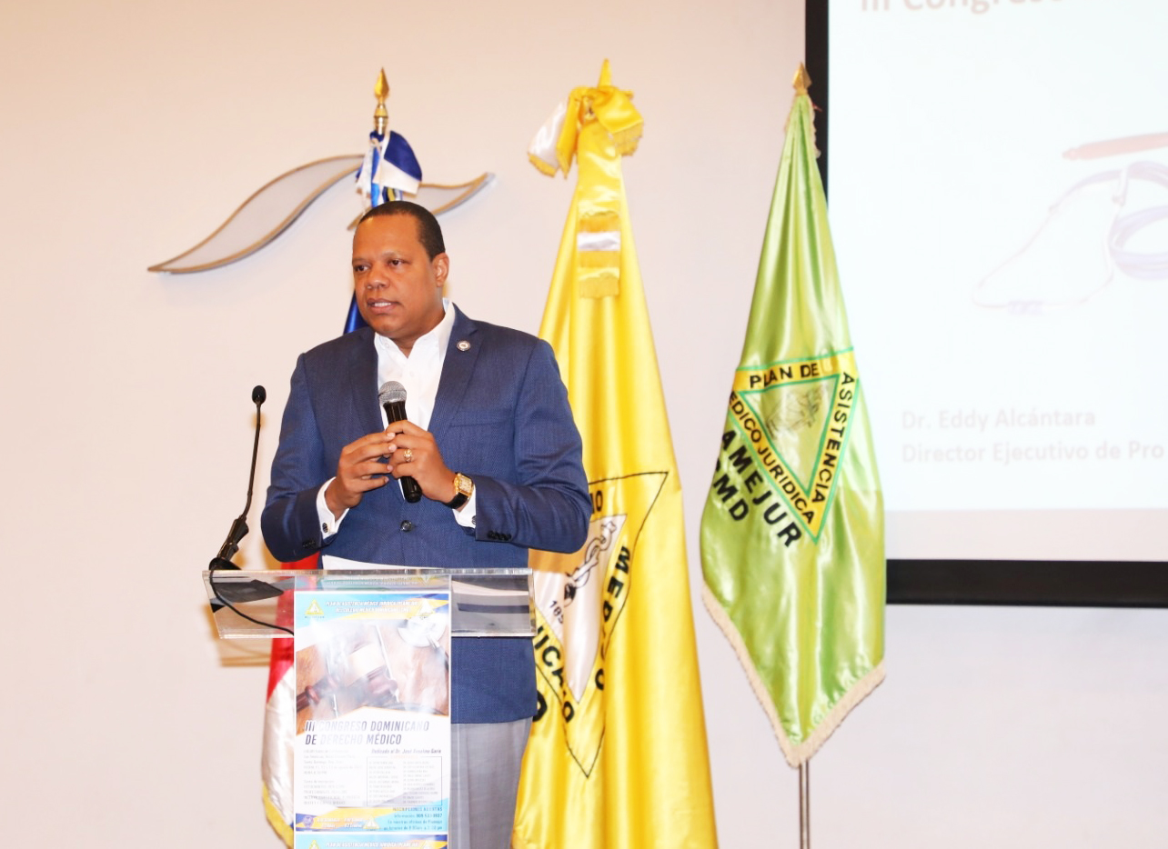 El Director Ejecutivo De Pro Consumidor Eddy Alcantara Habla En El III Congreso Dominicano De Derecho Medico Donde Solicito A La Directiva Del CMD Sentarse En La Mesa Del Dialogo Para Busc