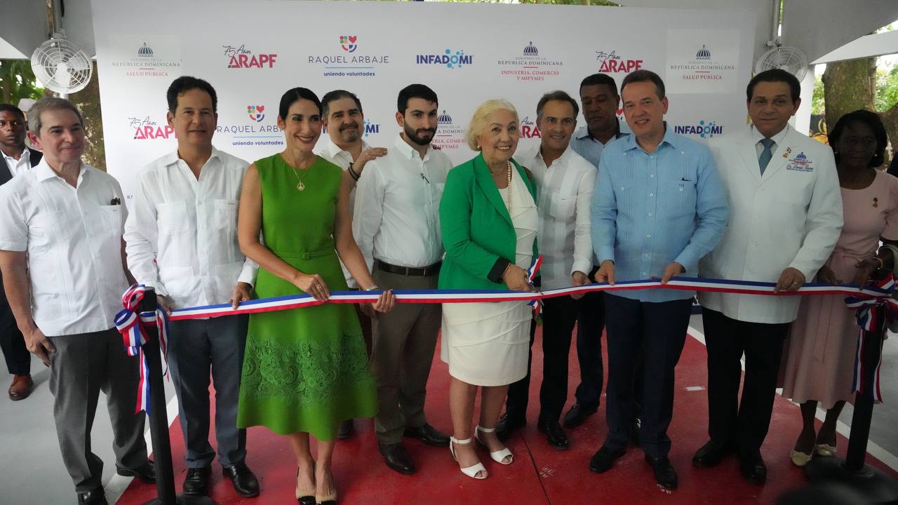 La primera dama Raquel Arbaje hace el corte de cinta para dejar inaugurado el parqueo.