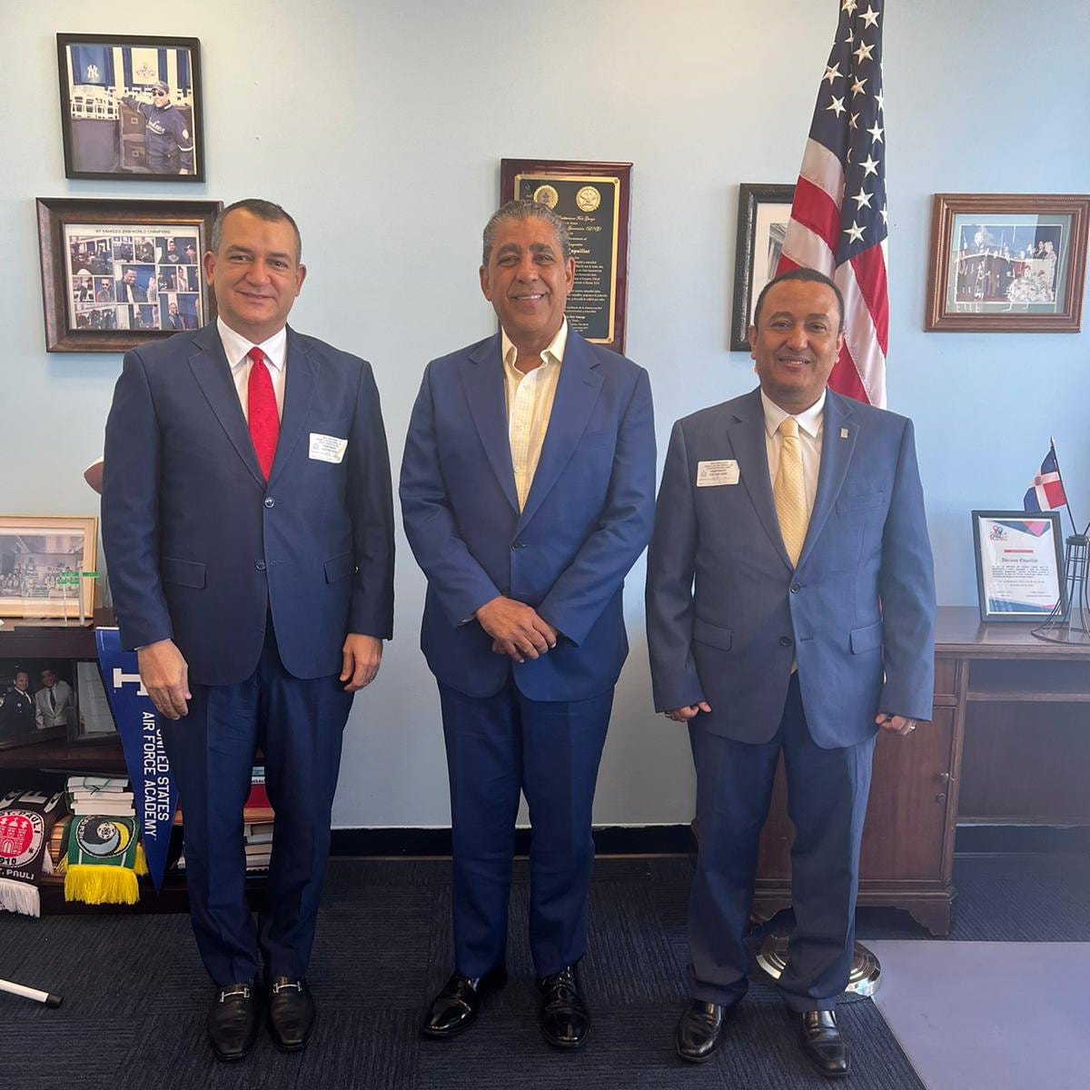 El presidente de la JCE, Román Andrés Jáquez Liranzo; el congresista Adriano Espaillat, y el director del Voto en el Exterior, Well Sepúlveda.