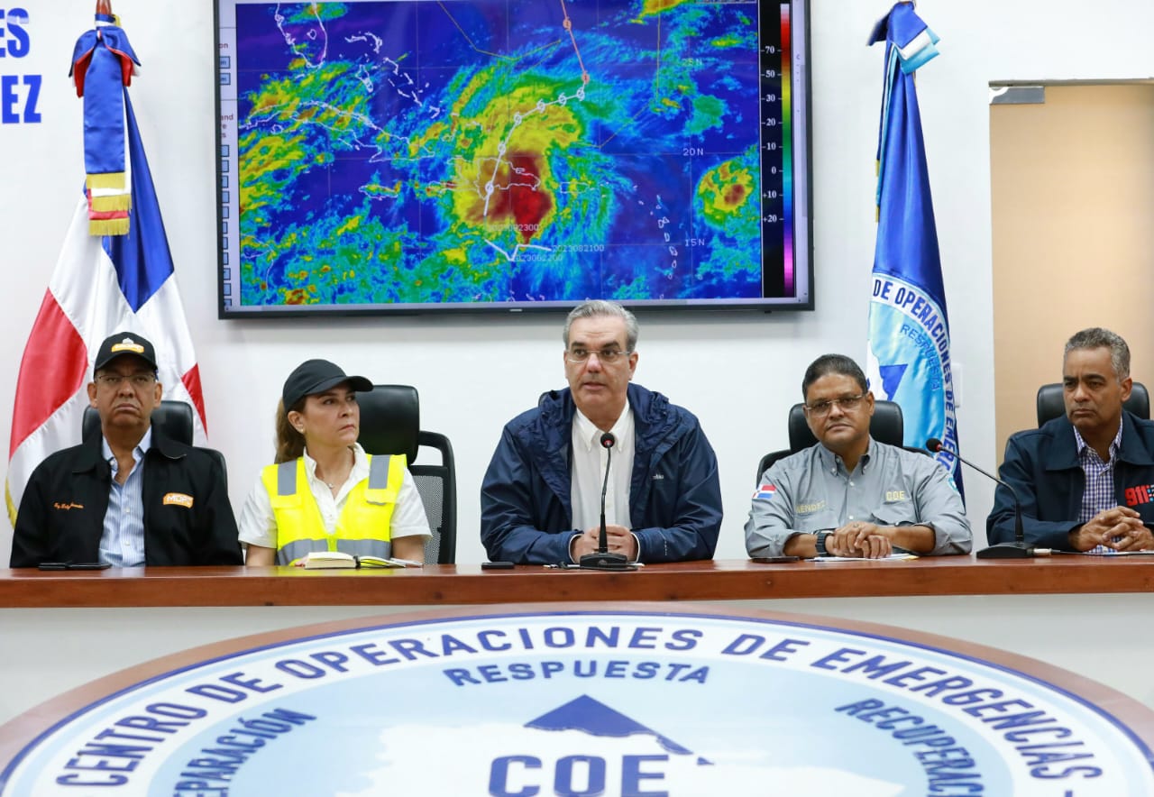 El presidente Luis Abinader habla en la rueda de prensa en el Palacio Nacional.