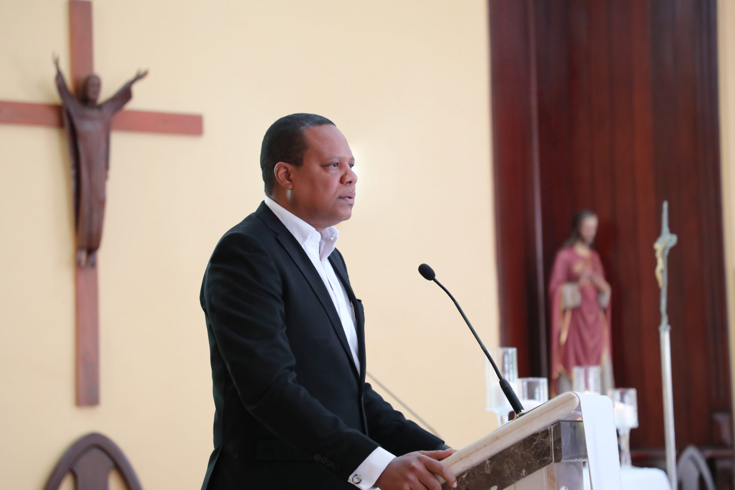 Director ejecutivo de Pro Consumidor, Eddy Alcántara, se dirige a los presentes con motivo al aniversario de la institución en la misa celebrada hoy.