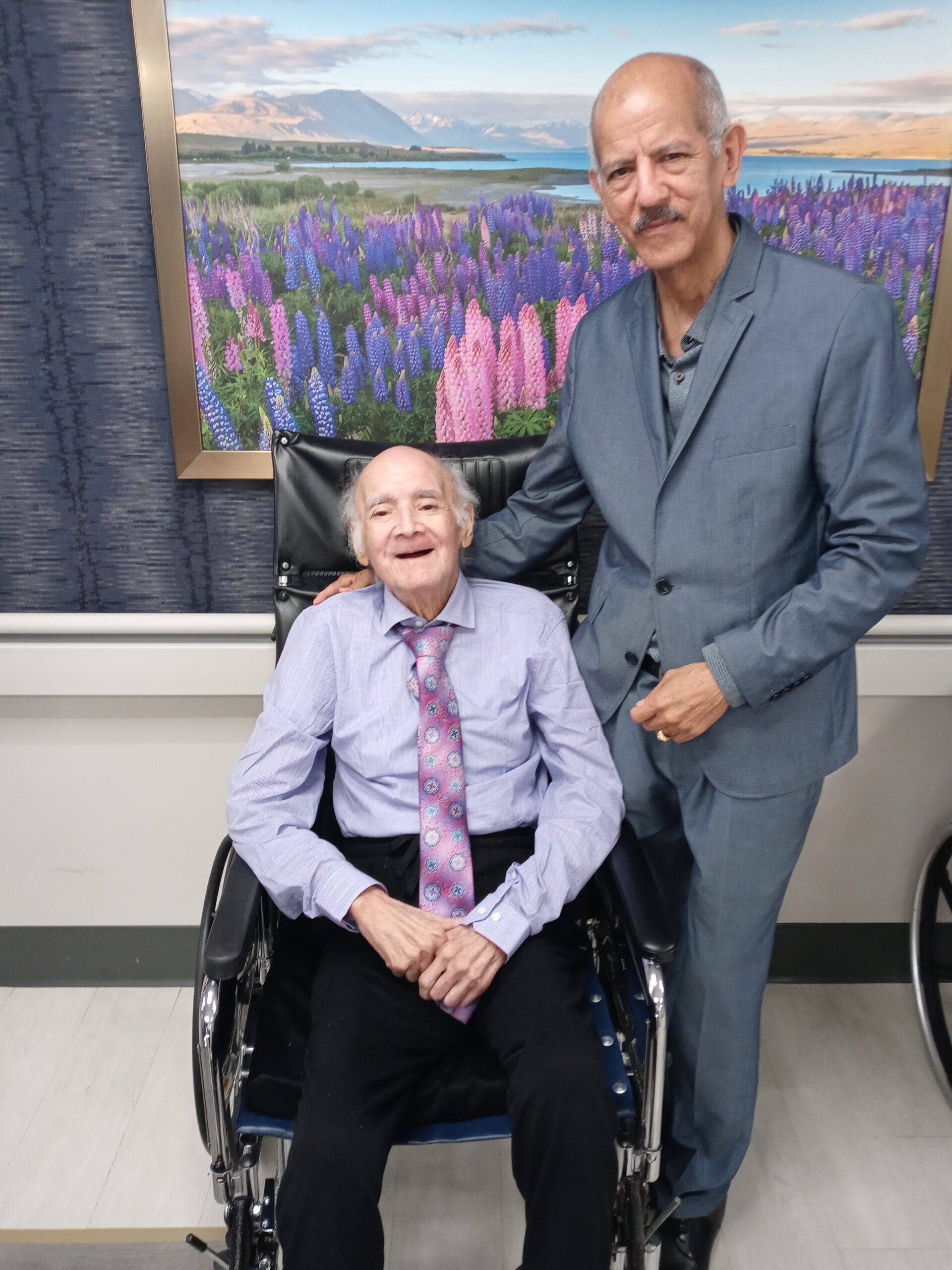 New El periodista Fernando Campos, fundador-presidente de la ACE, mientras era visitado por su colega Adalberto Dominguez, expresidente de Acroarte, filial Nueva York, en el Glen Island Center For Nursing & Rehabilitation.