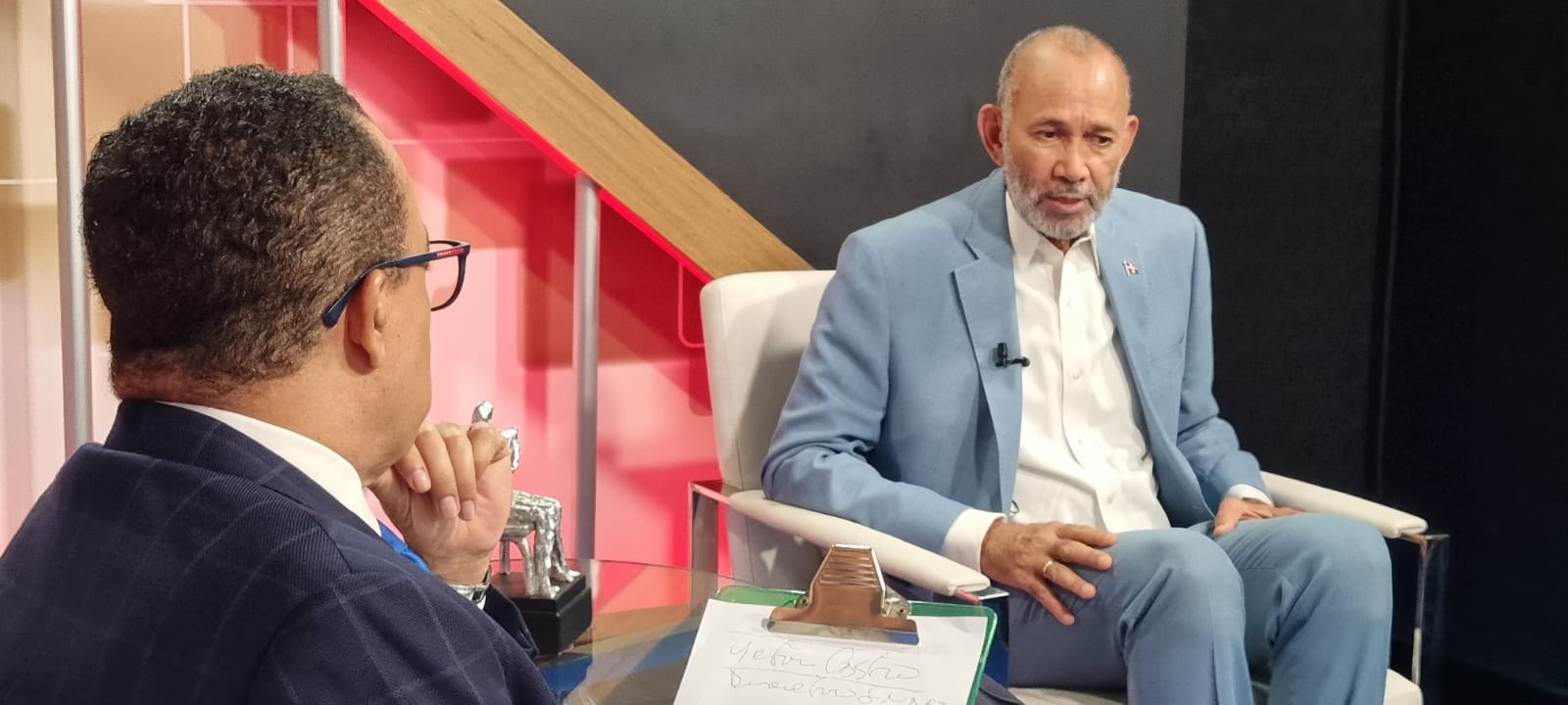 El director ejecutivo del instituto Nacional de Bienestar Estudiantil (Inabie), Víctor Castro, ofrece declaraciones.