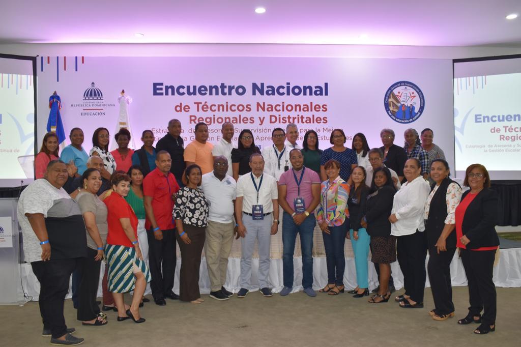 Técnicos del Eje Metropolitano de Educación, junto a autoridades.