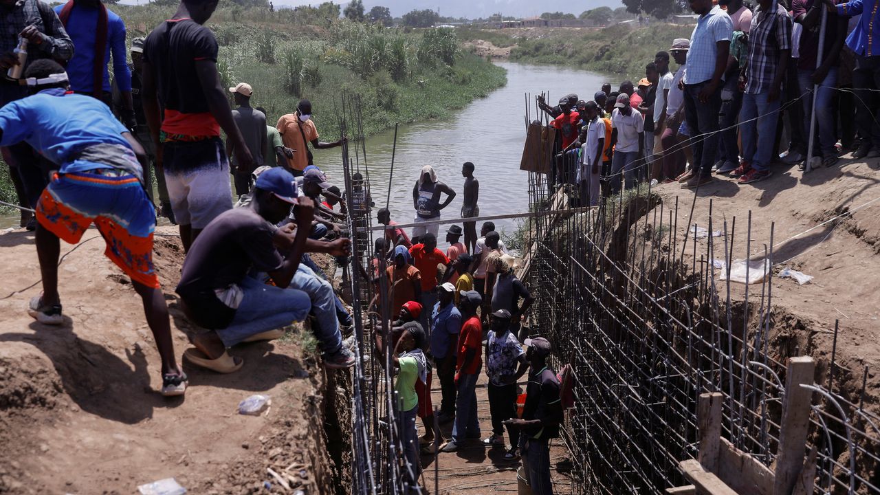 Construccion Del Canal En El Rio Masacre
