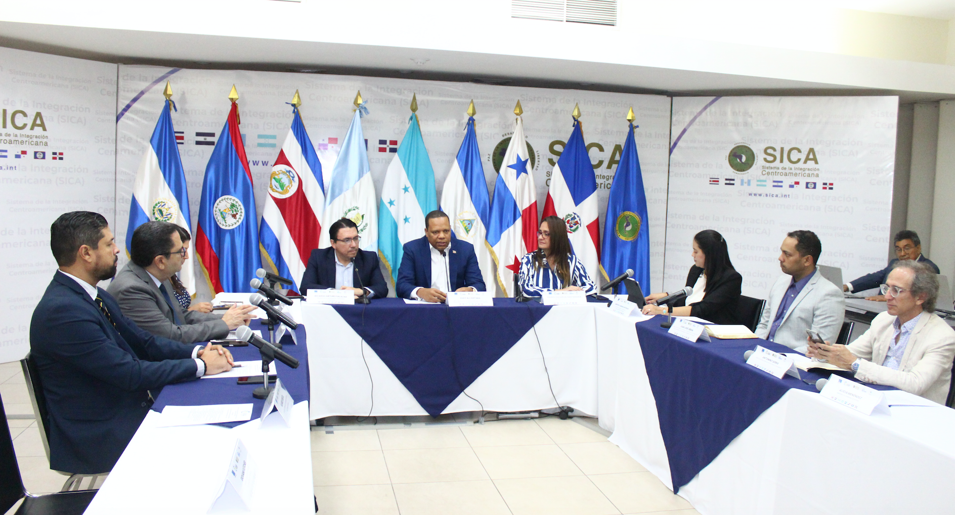 San Salvador.- La reunión del Consejo de Defensa al Consumidor de Centroamérica y República Dominicana (CONCADECO) presidida por el doctor Eddy Alcantara, en su condición de presidente pro tempore de ese órgano regional, donde se firmó el acuerdo.