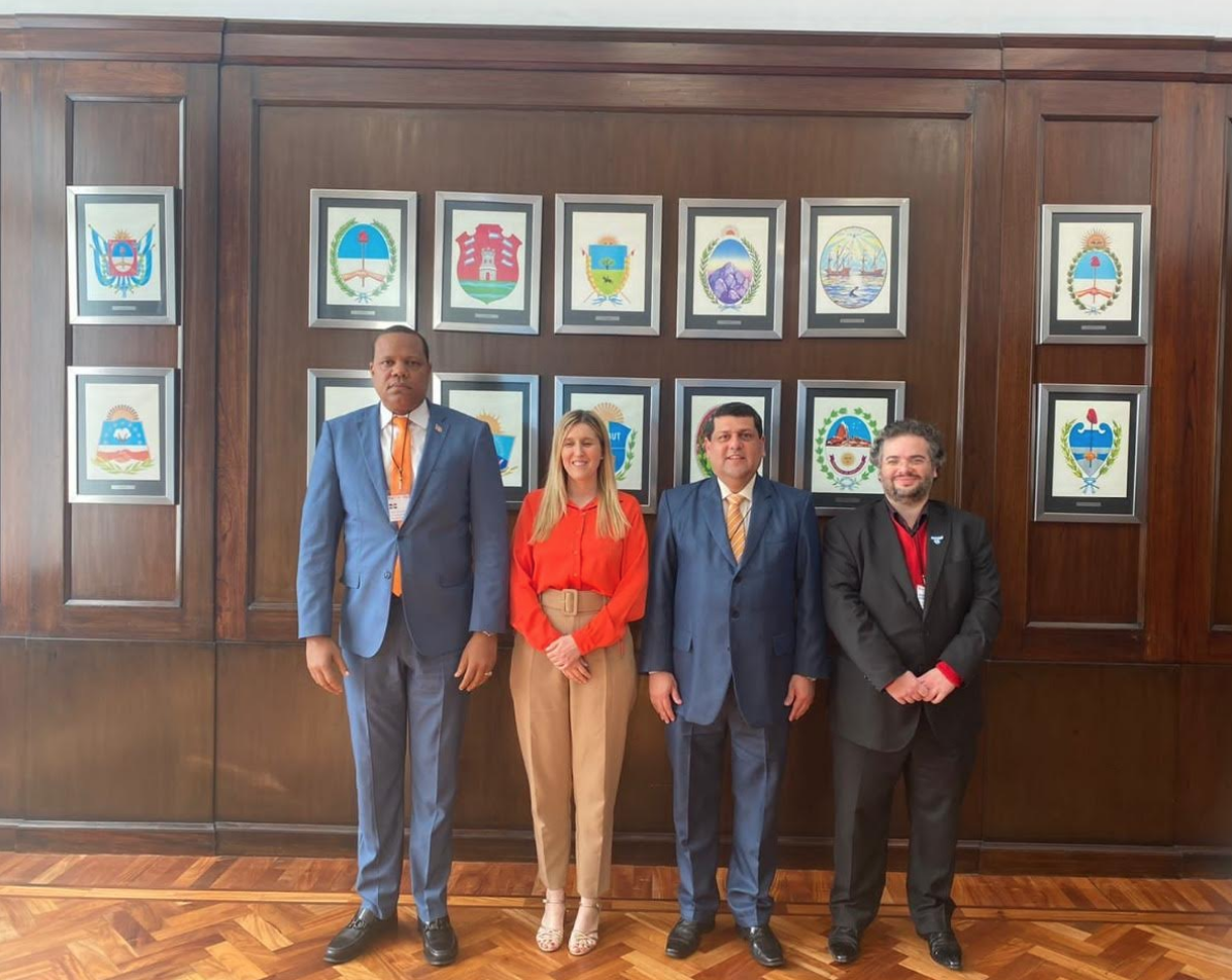 En la foto, Eddy Alcántara; la subsecretaria de Acciones para la Defensa de los Consumidores de Argentina, Lucila Bueti; el secretario ejecutivo de la Secretaría de Defensa del Consumidor y Usuario de Paraguay, Juan Marcelo Estigarribia López, y el director nacional de Defensa del Consumidor y Arbitraje del Consumo de Argentina, Alejandro Pérez Hazaña.