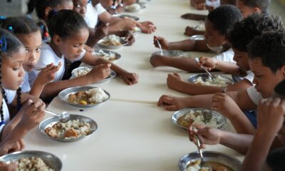 Estudiantes Consumiendo Menu Escolar
