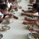 Estudiantes Consumiendo Menu Escolar
