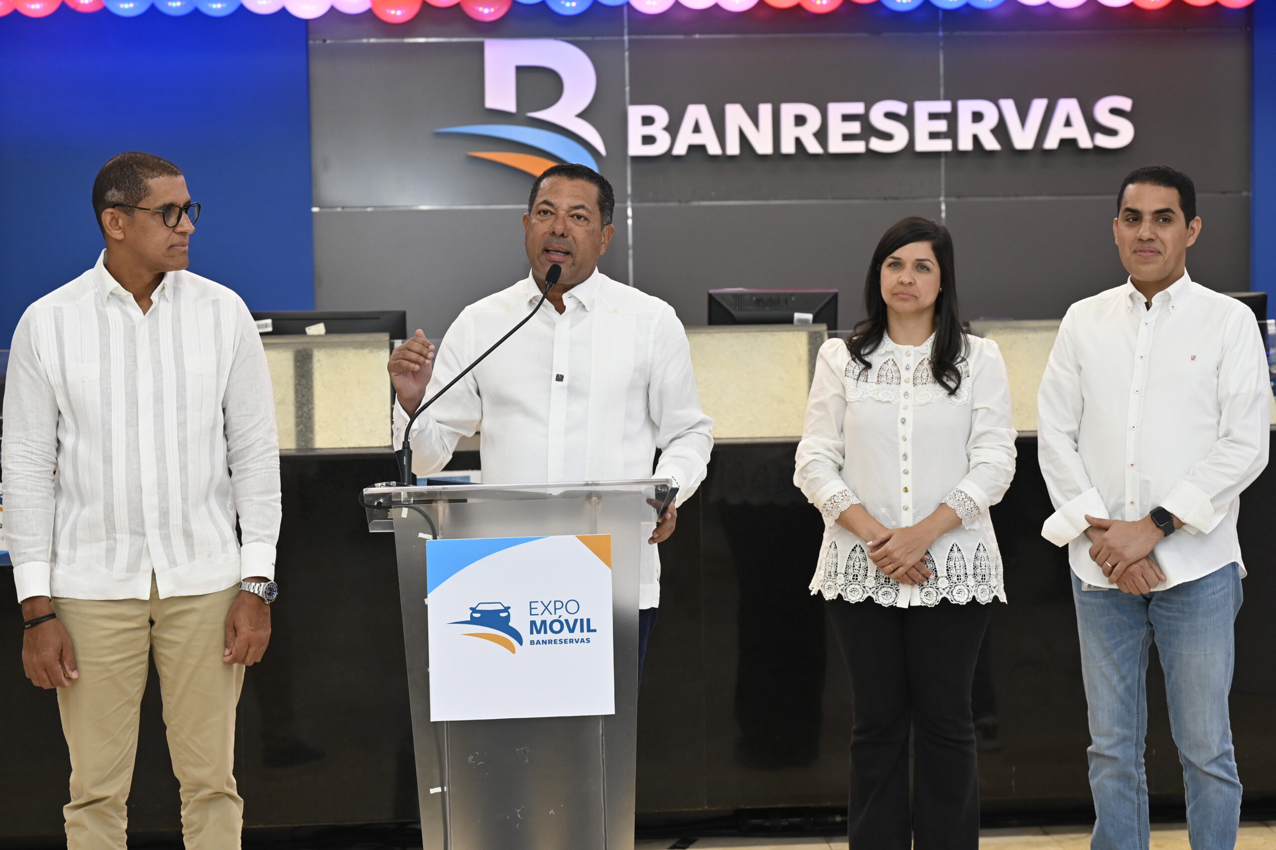 El subadministrador de Negocios de Banreservas, Ysidro García, revela que los financiamientos en Expomóvil 2023 superaron los RD$7,000 millones. Lo acompañan Pablo de la Rosa, director general de Negocios Personales; Patricia Rivera, y Robinson Portorreal, director senior de Gestión de Negocios Personales.