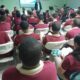 La Orientadora Milorka Vásquez habla a estudiantes del Liceo Domingo Faustino Sarmiento sobre los derechos del consumidor.