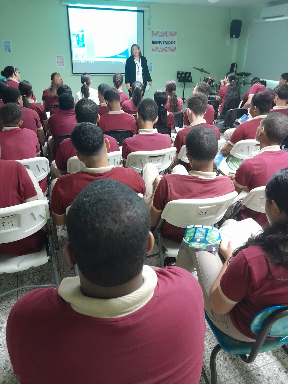 La Orientadora Milorka Vásquez habla a estudiantes del Liceo Domingo Faustino Sarmiento sobre los derechos del consumidor.