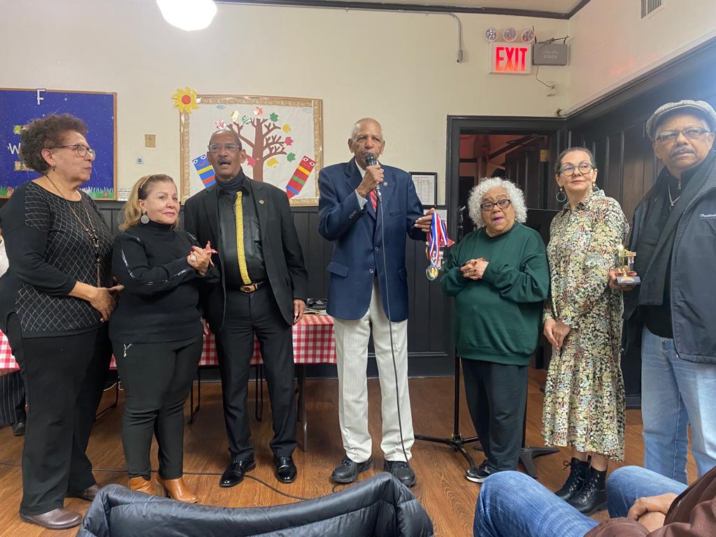 El presidente del Centro Cultural Ercilia Pepín, profesor Bienvenido Lara Flores, junto a Carmen Rojas, da la bienvenida a los asistentes a la disertación sobre “Rol de los Clubes Dominicanos en Nueva York” ofrecida por Julio Ogando.