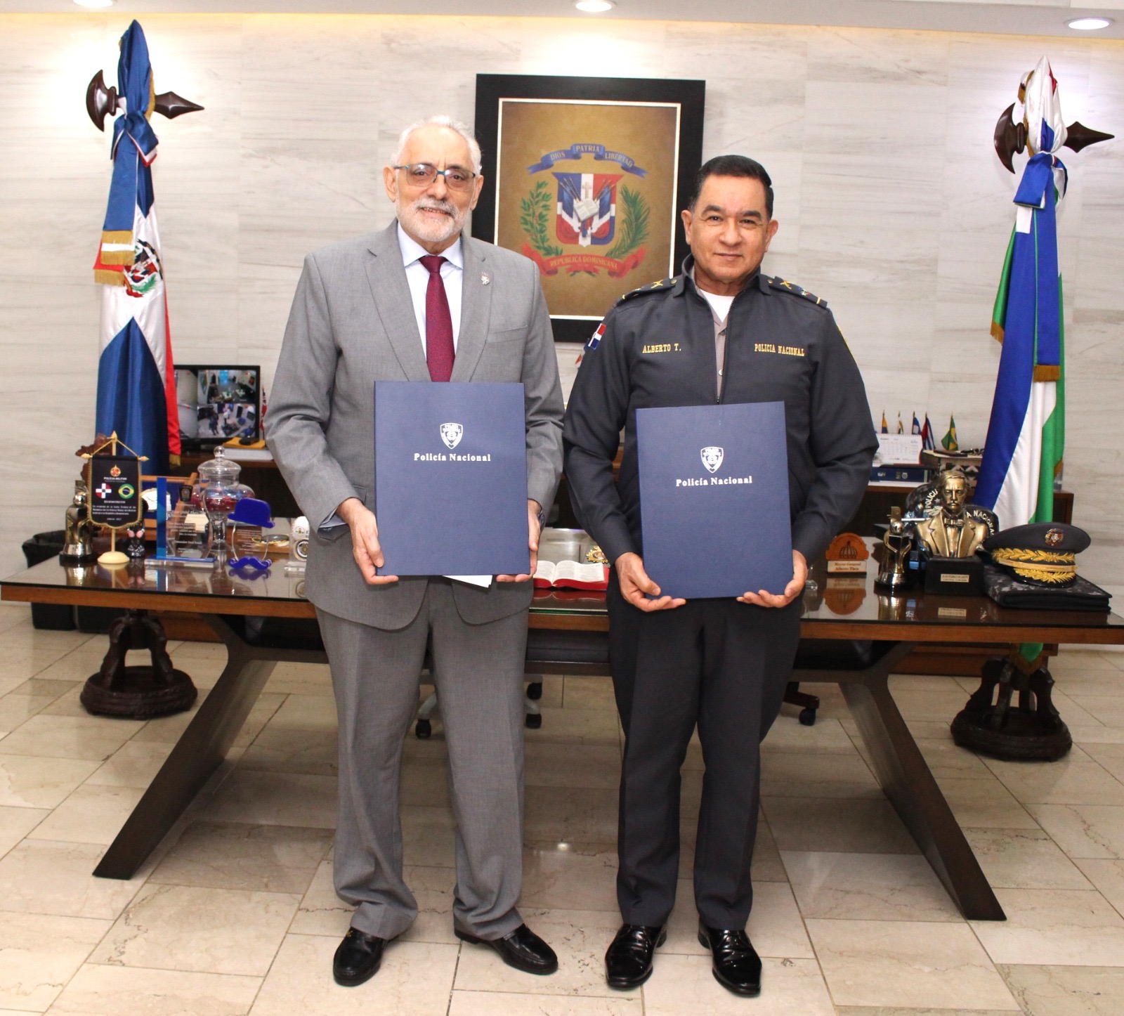 El mayor general Eduardo Alberto Then, director general policial y Vitelio Mejía Ortiz, presidente de LIDOM.