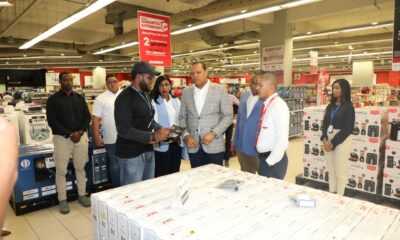 FOTO 1 El Director Ejecutivo De Pro Consumidor Durante El Recorrido Realizado Por Establecimientos Comerciales Por El Viernes Negro.