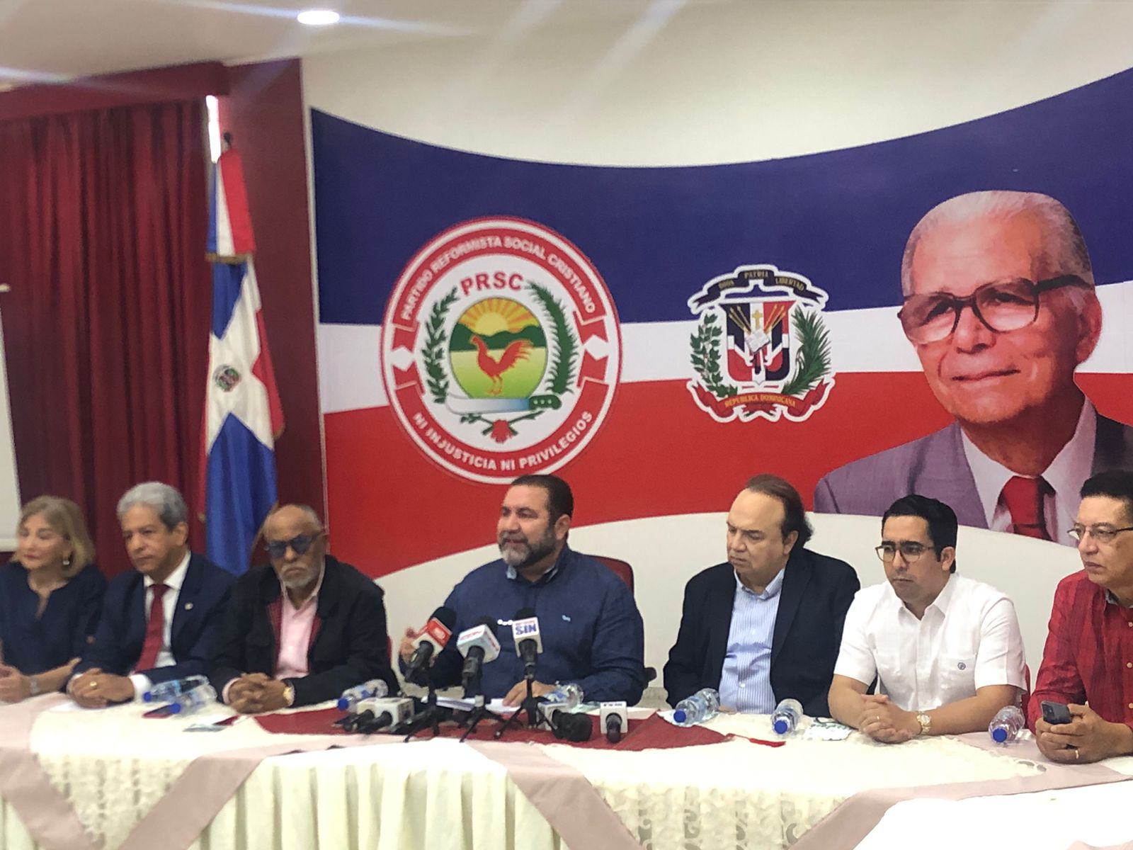 Foto El Senador Y Alto Dirigente Ddel PRSC Habla En La Rueda Fe Pren.