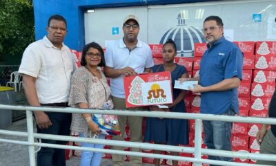Representantes Del Gobierno Haciendo Del Bono De Emergencia A Las Familias Afectadas Por El Incendio En SanCristobal