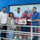Representantes Del Gobierno Haciendo Del Bono De Emergencia A Las Familias Afectadas Por El Incendio En SanCristobal