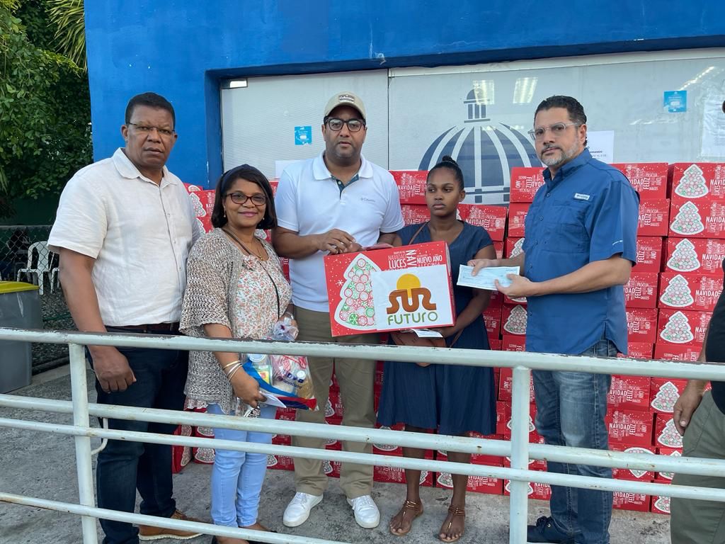 Representantes Del Gobierno Haciendo Del Bono De Emergencia A Las Familias Afectadas Por El Incendio En SanCristobal