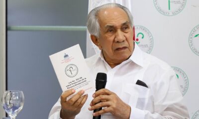 DOCTOR JOSE GARCIA RAMIREZ MUESTRA UN EJEMPLAR DE LA LEY 352 98