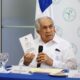 DOCTOR JOSE GARCIA RAMIREZ MUESTRA UN EJEMPLAR DE LA LEY 352 98