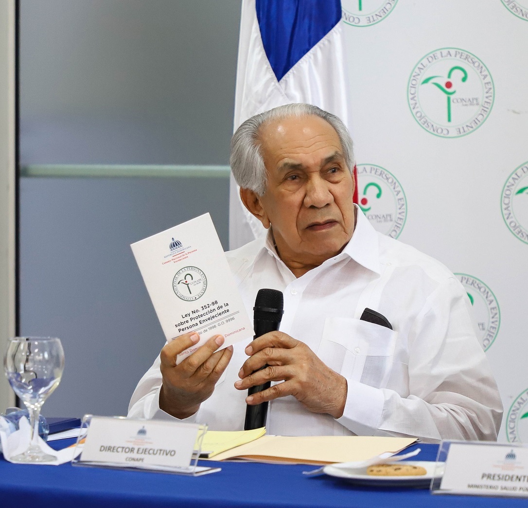 DOCTOR JOSE GARCIA RAMIREZ MUESTRA UN EJEMPLAR DE LA LEY 352 98