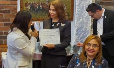 Foto La Presidenta Del PARLACEN Silvia Garcia Polanco En Momento Que Recibe El Recertificado