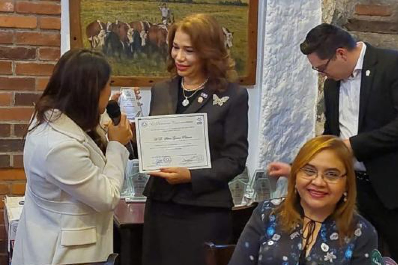 Foto La Presidenta Del PARLACEN Silvia Garcia Polanco En Momento Que Recibe El Recertificado