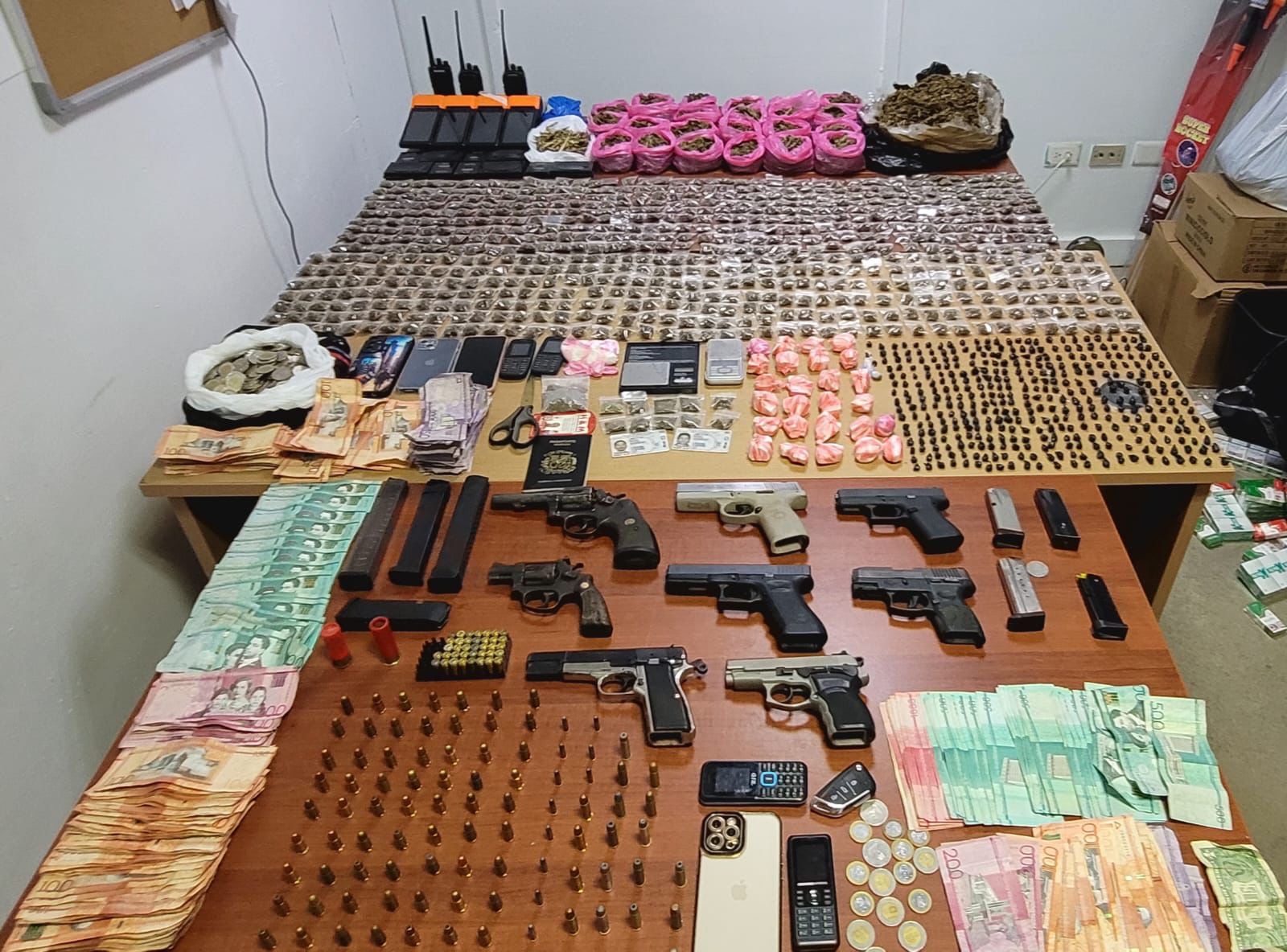 Pistolas Revolveres Y Drogas