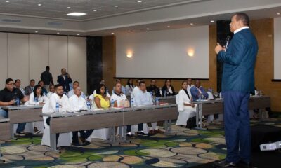 FOTO El Director Ejecutivo De Pro Consumidor Eddy Alcantara Durante Un Encuentro En Santiago Con Miembros De La Asociacion De Industrias Purificadoras De Agua De La Region Del Cibao Aiparc