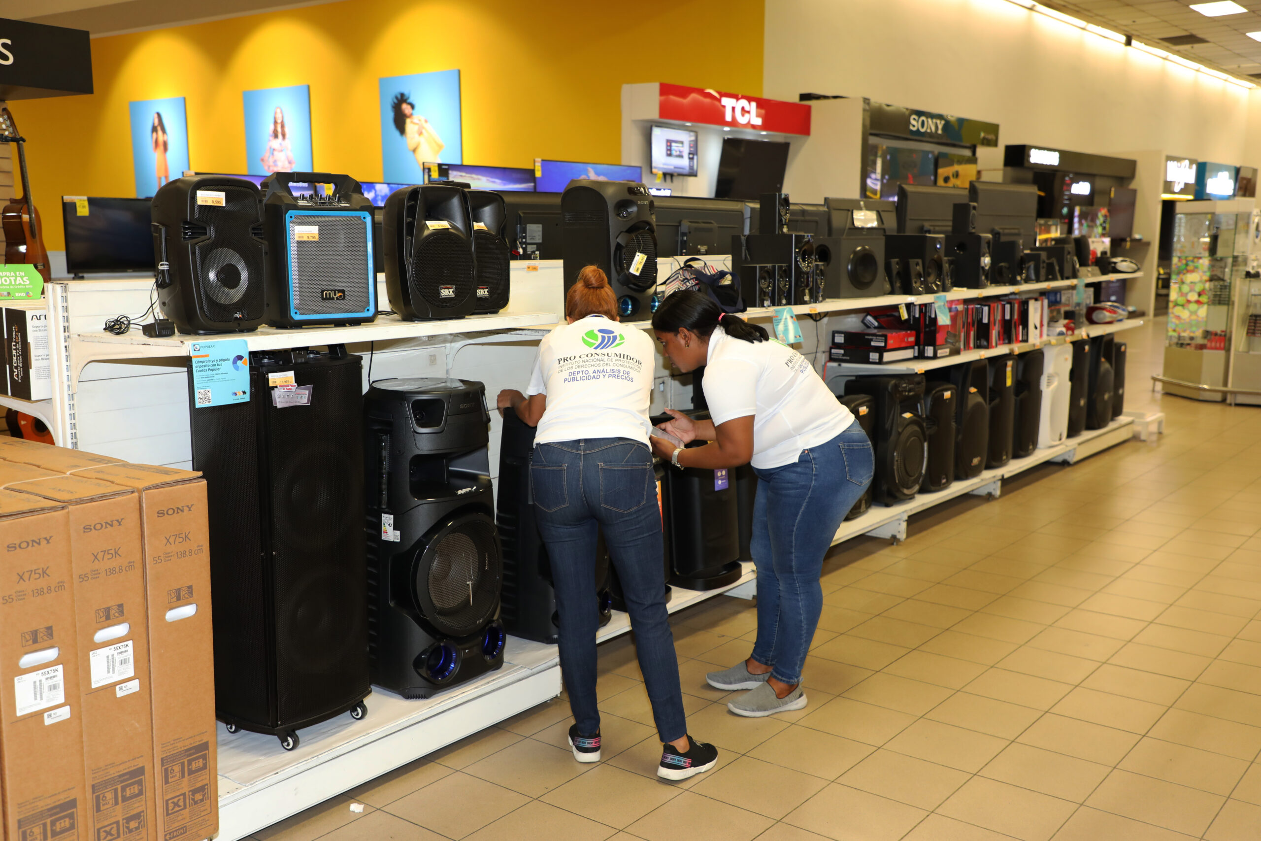 Inspectores De Pro Consumidor Supervisando Las Ofertas De Establecimientos Con Motivo Al Dia De Los Padres Scaled