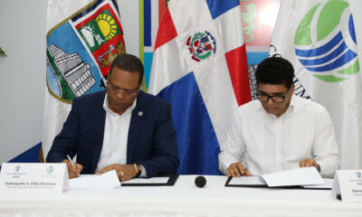 Foto 1 El Difrecgor De Pro Consumidor Eddy Alcantara Y El Alcalde De Santo Domingo Este Dio Astacio Firman El Acuerdo.1