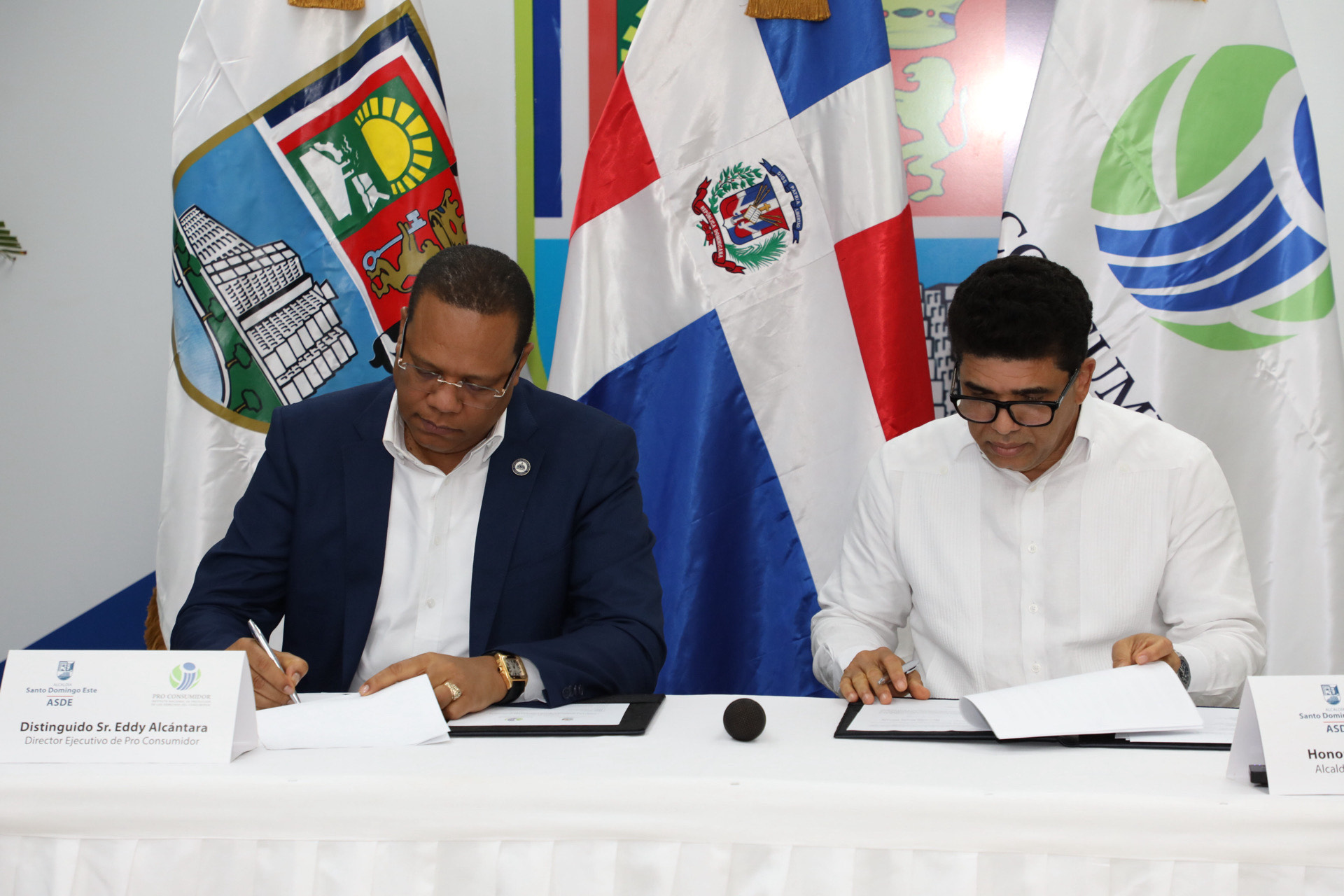 Foto 1 El Difrecgor De Pro Consumidor Eddy Alcantara Y El Alcalde De Santo Domingo Este Dio Astacio Firman El Acuerdo.1