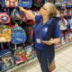 Analista De Publicidad Y Precios De Pro Consumidor Verifica Las Ofertas Que Hacen Los Comercios Para Evitar Enganos En La Venta De Utiles Escolares. 