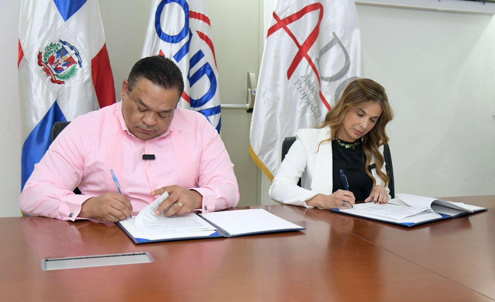 Jose Ruben Gonell Cosme Y Alejandra Valdez Espaillat Suscribieron El Acuerdo