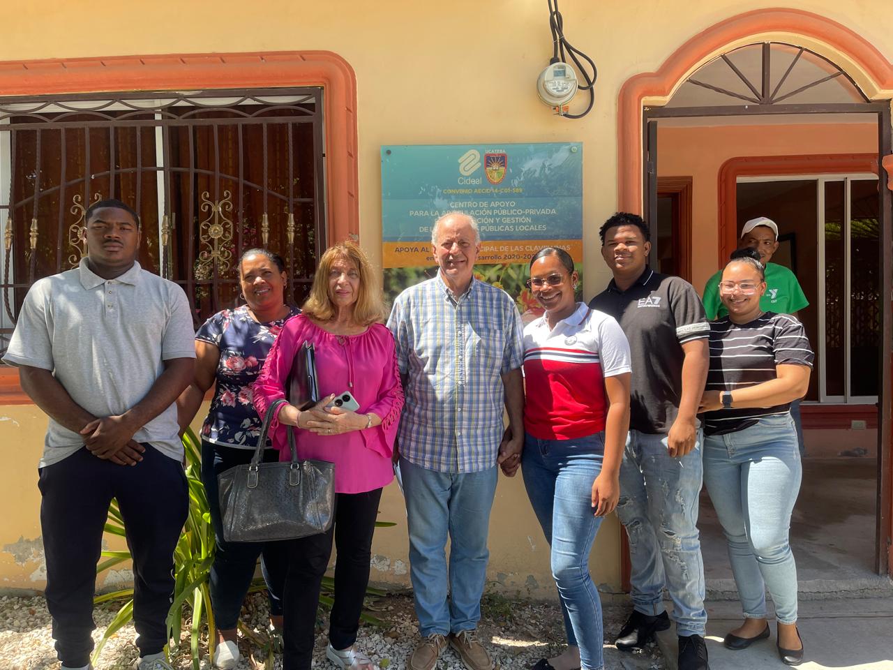 Foto Los Directivos De La Fundacion Ciencia Y Arte Jacqueline Boin Y Jose Serulle Ramia Durante Su Visita A Las Clavellinas