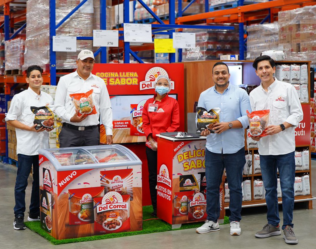 Ejecutivos De Del Corral Y PriceSmart Durante La Presentacion De La Linea De Productos Avicolas