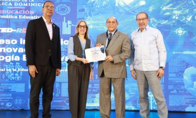 Rafael Santos Badia Director General De INFOTEP Recibe Certificado De Participacion