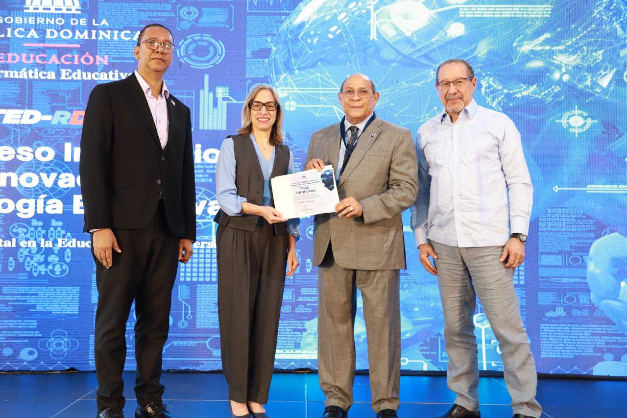 Rafael Santos Badia Director General De INFOTEP Recibe Certificado De Participacion