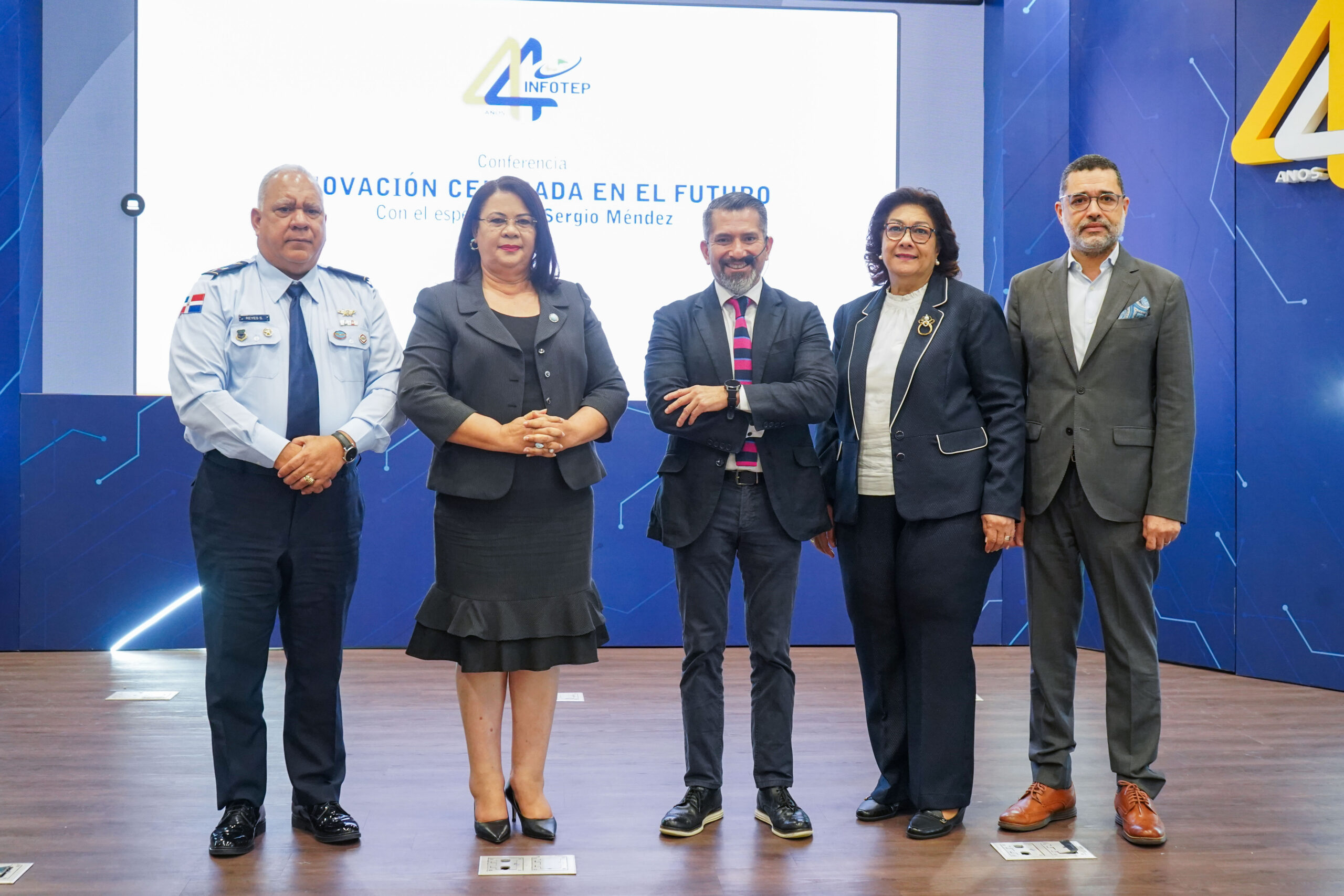 Al Centro Maira Morla Sergio Mendez Maura Corporan Y Emmanuel Blanc Y Coronel Jose R. Reyes Suarez INFOTEP Auspicia Conferencia Sobre Innovacion Centrada En El Futuro Scaled