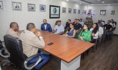 Foto El Director Ejecutivo De Pro Consumidor Eddy Alcantara En Una Reunion Reciente Con Representantes De Empresas Embotelladoras De Agua