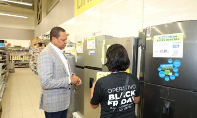 Foto El Director Ejecutivo De Pro Consumidor Eddy Alcantara Junto A Una De Las Inspectoras De La Entidad Supervisan Las Ofertas En Un Establecimiento Del Distrito Nacional. 
