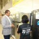 Foto El Director Ejecutivo De Pro Consumidor Eddy Alcantara Junto A Una De Las Inspectoras De La Entidad Supervisan Las Ofertas En Un Establecimiento Del Distrito Nacional. 