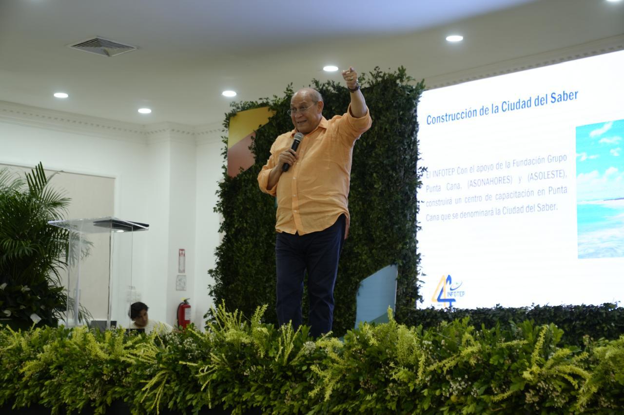 Rafael Santos Badia Director General Del INFOTEP Durante La Charla En La Bolsa Turistica 1