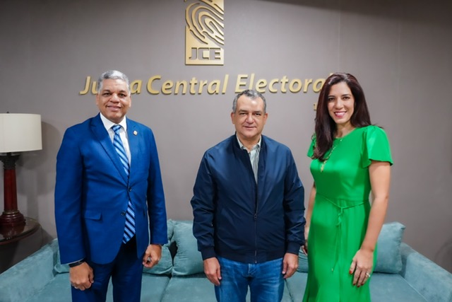 Foto El Presidente De La Junta Central Electoral Roman Jaquez Liranzo Junto A Los Diputados Del PARLACEN Ramon Emilio Goris Y Krimilda Acosta