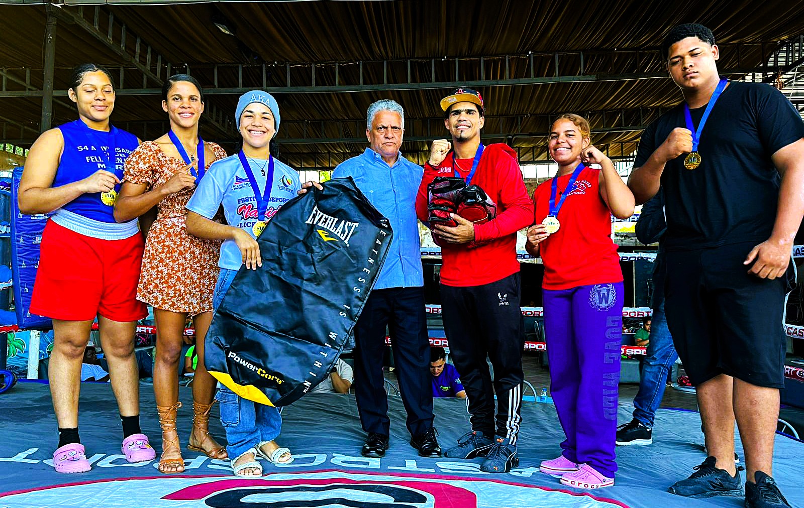 1 Entrega De Medallas Y Utileria De Boxeo 1