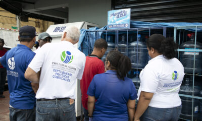 Foto 1 Inspectores De Pro Consumidor En El Operativo Realizado Este Lunes En El Distrito Nacional Para Sacar Del Mercado Los Botellones De Agua Expuestos Al Sol