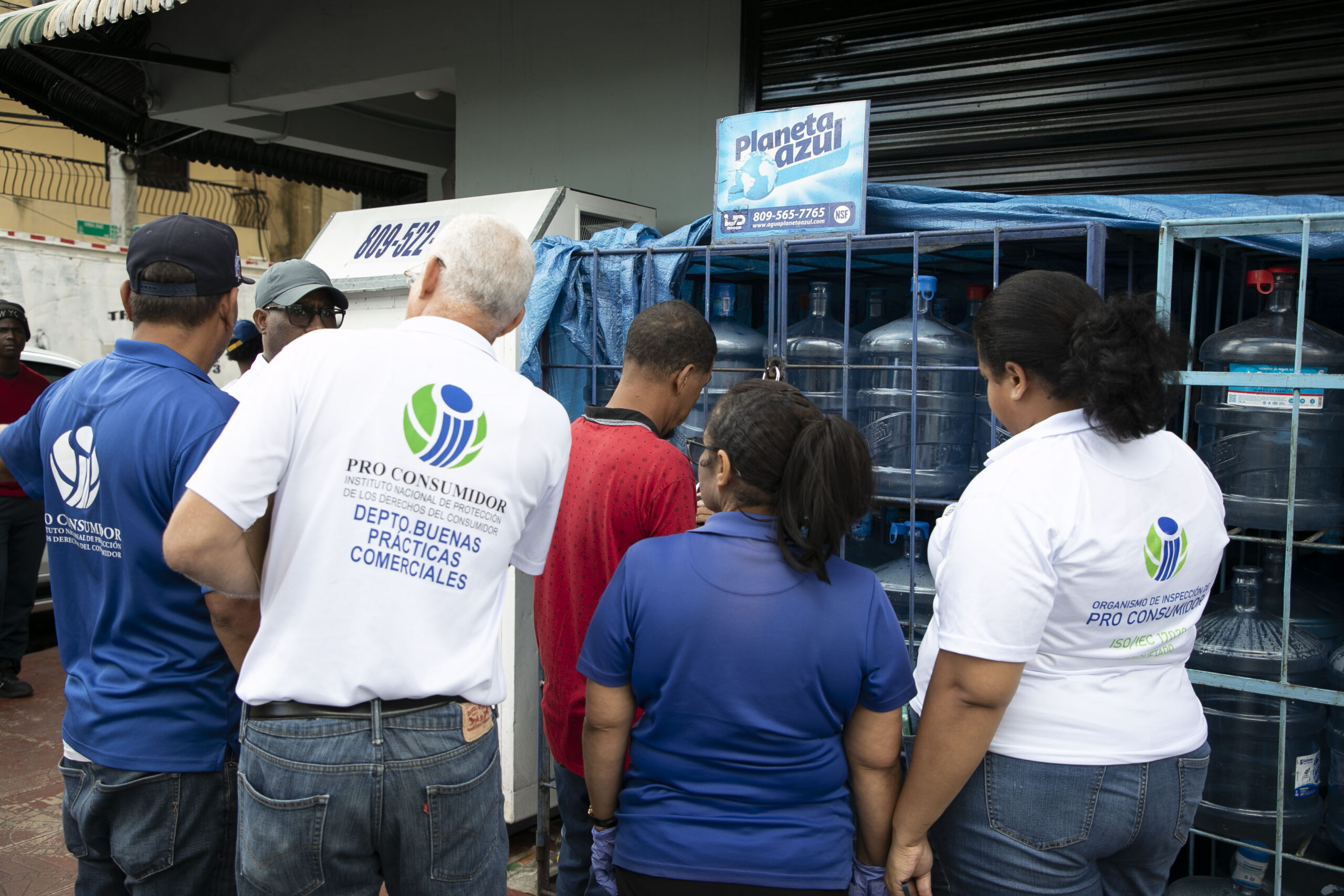 Foto 1 Inspectores De Pro Consumidor En El Operativo Realizado Este Lunes En El Distrito Nacional Para Sacar Del Mercado Los Botellones De Agua Expuestos Al Sol Scaled